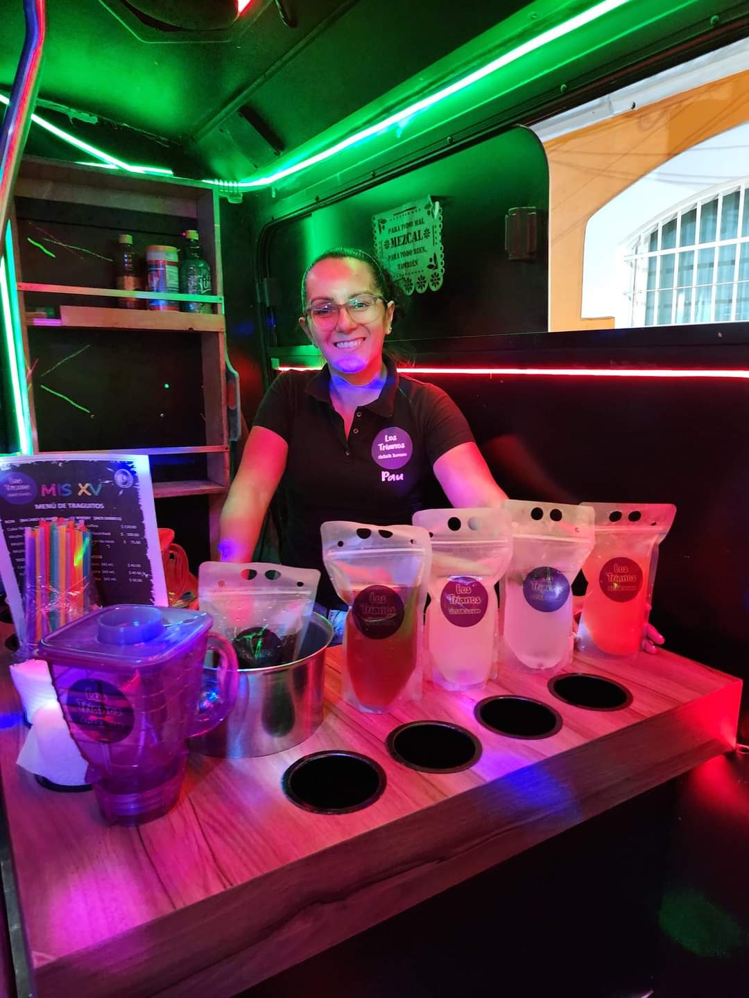 Exterior de la unidad Black, minibús negro con detalles dorados de noche