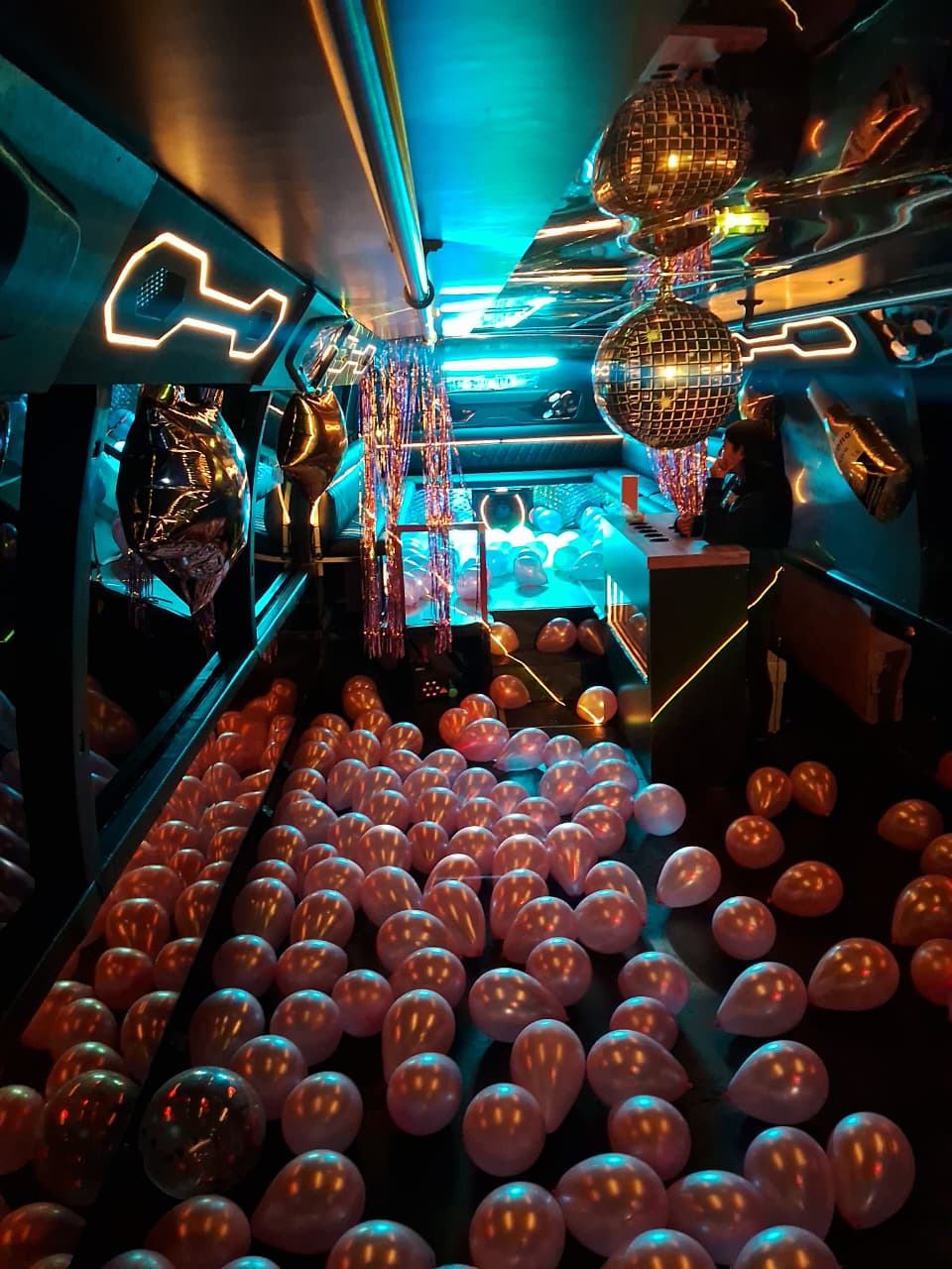 Exterior de la unidad Golden, autobús grande con detalles dorados de noche
